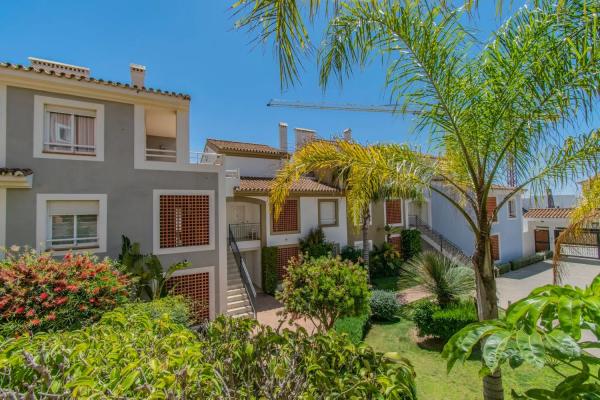 Chalet independiente en venta en Calle QUINTANA, Estepona photo 1