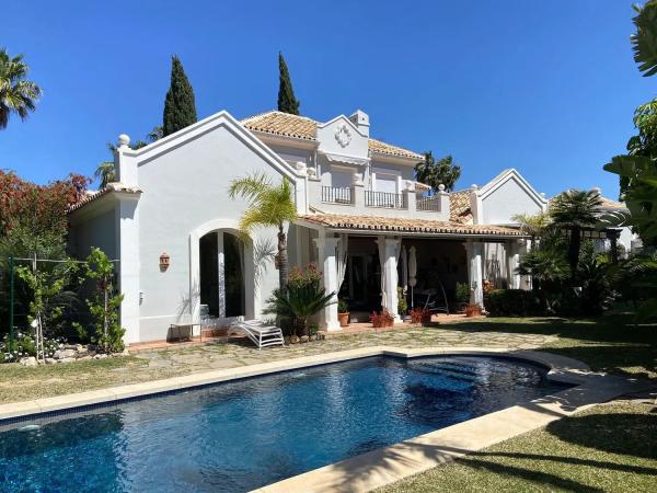 Chalet independiente en venta en Calle Azahar, Estepona photo 1