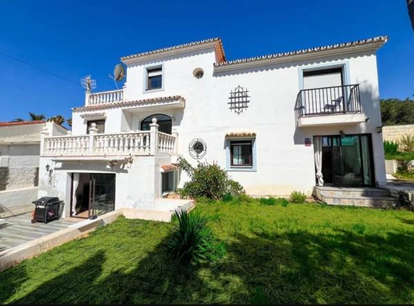 Detached villa for sale in Barrio Buenas Noches, Estepona photo 1