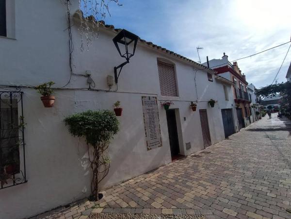 Chalet independiente en venta en  Calle Silencio, Estepona photo 1