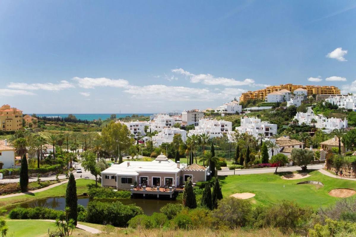 Penthouse sale in  Carril de la Resinera, Estepona photo 3