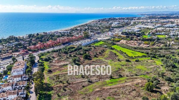 Wolnostojąca willa na sprzedaż w  Avenida de la Gardenia, Estepona photo 1