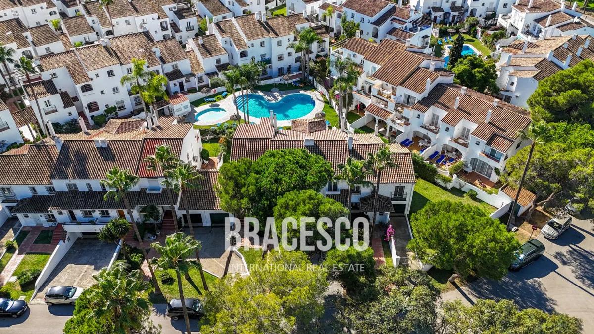 Sprzedaż niezależnego domku jednorodzinnego w Avenida de la Gardenia, Estepona photo 2