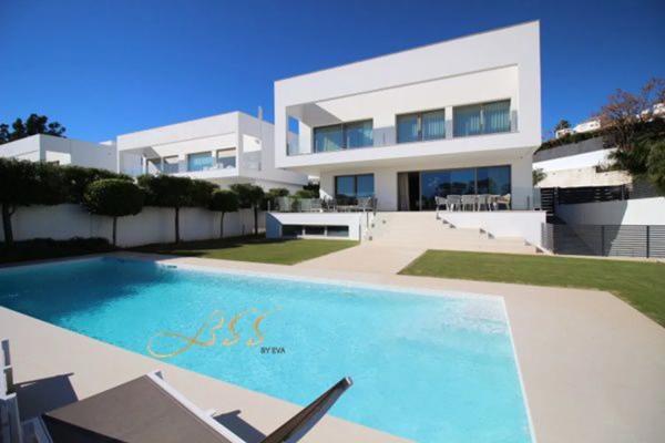 Chalet independiente en venta en Calle rio guadalmina, 10, Estepona photo 1