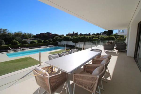 Chalet independiente en venta en Calle rio guadalmina, 10, Estepona thumbnail 1