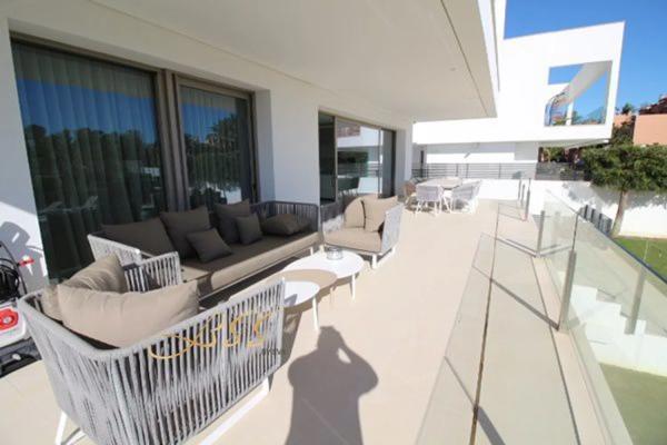 Chalet independiente en venta en Calle rio guadalmina, 10, Estepona thumbnail 2