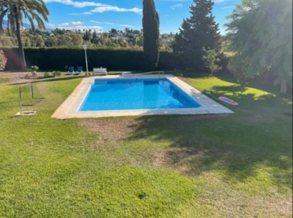 Chalet independiente en venta en Calle Pico del Naranco, 67, Estepona thumbnail 1