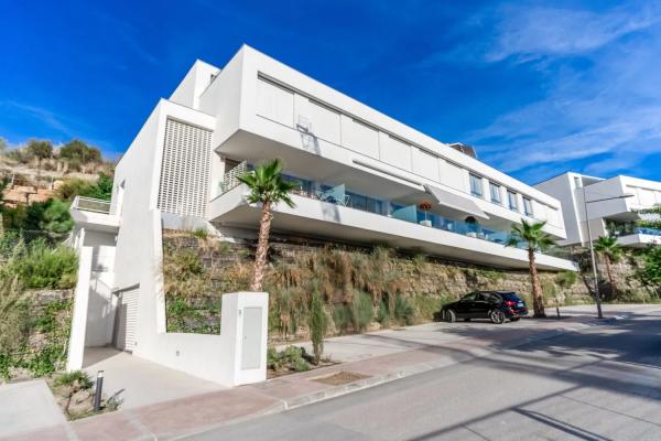 Chalet independiente en venta en Calle Islas Bermudas, Estepona photo 1