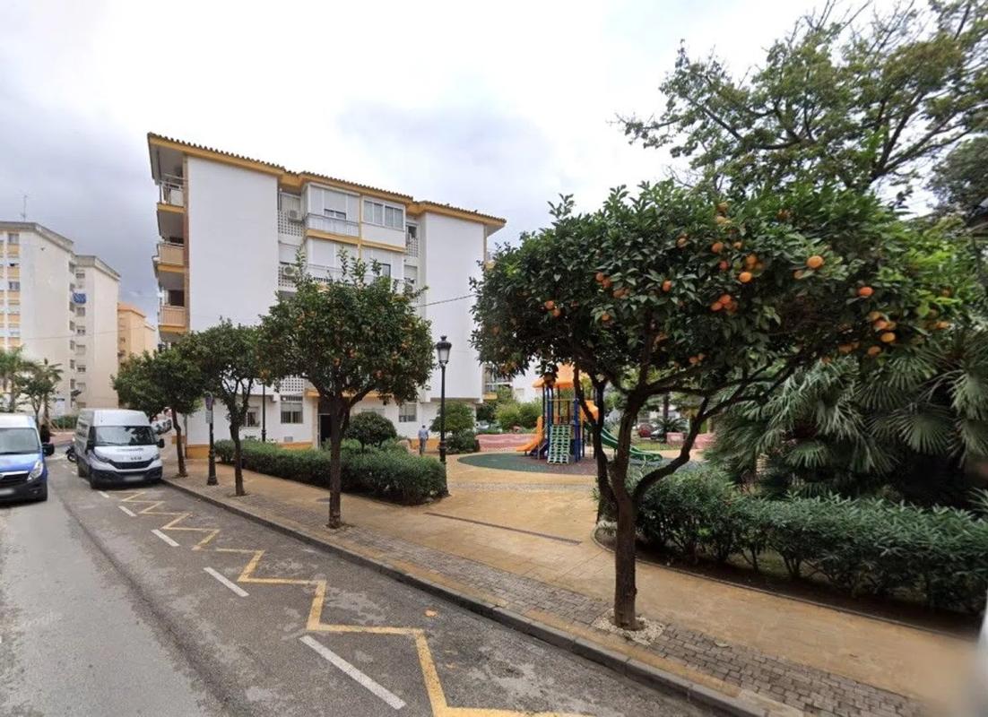 Venta de piso en Avenida Valencia, Estepona
photo 1