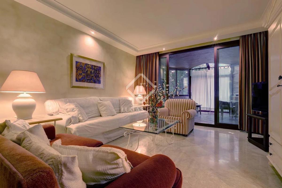 Venta de piso en Via del Mediterráneo, Estepona
photo 1