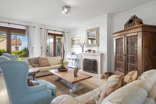 Chalet independiente en venta en Barrio Paraiso-Barronal, Estepona thumbnail 1