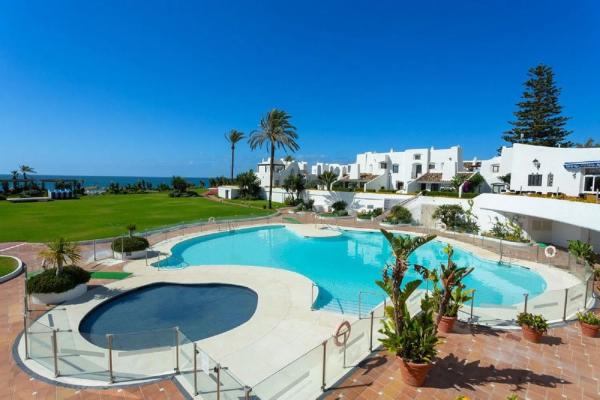 Chalet independiente en venta en Calle Elena 2 escalera 1 planta 00 puerta 13 s/n, Estepona photo 1