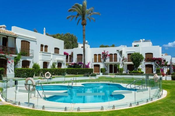 Chalet independiente en venta en  Calle Elena 2 escalera 1 planta 00 puerta 13 s/n, Estepona photo 2