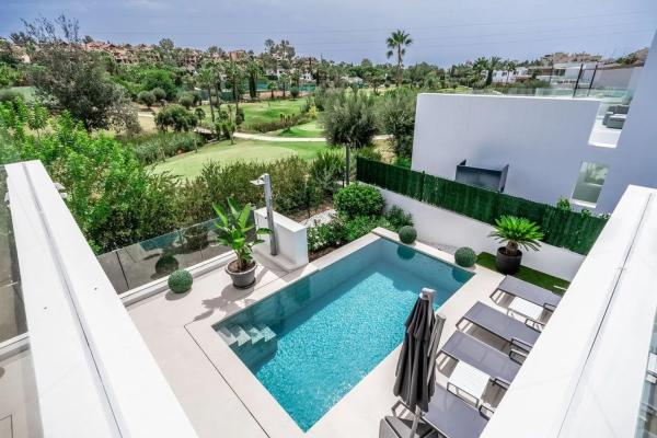 Chalet independiente en venta en Calle Condado de Huelva, Estepona thumbnail 1