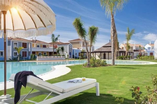 Wolnostojąca willa na sprzedaż w  Calle Roberto Montanari, Estepona photo 1