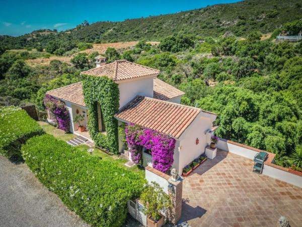 Detached villa for sale in Calle Viena, Estepona photo 1