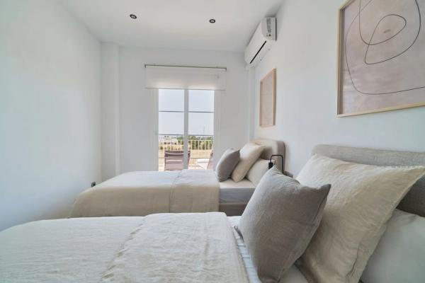 Chalet independiente en venta en Calle Esparragal, Estepona thumbnail 2