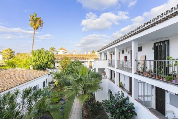 Apartment for sale in Barrio El Velerín, Estepona thumbnail 1
