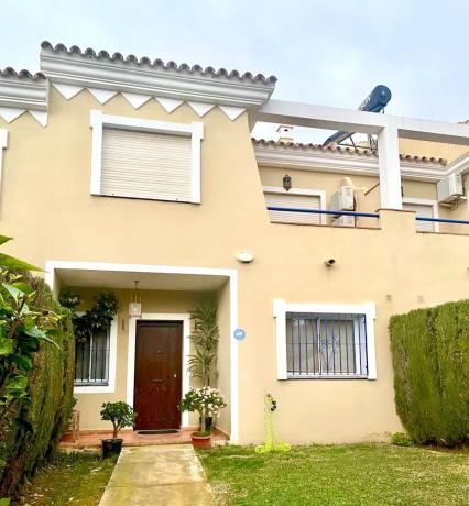 Chalet independiente en venta en  Calle del Rubí, Estepona photo 1