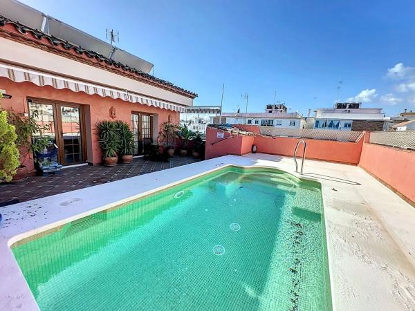 Chalet independiente en venta en Barrio Centro, Estepona thumbnail 1