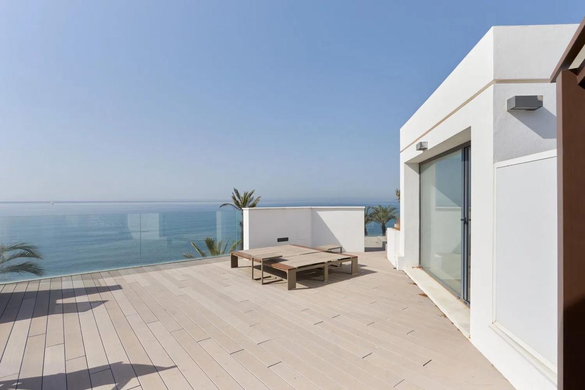 Venta de chalet independiente en Urbanizacion Playa de Guadalobon, Estepona
photo 1