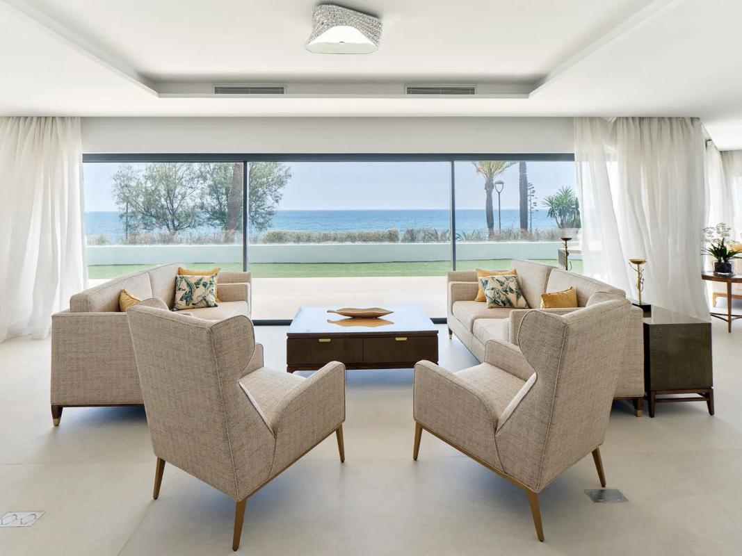 Venta de chalet independiente en Urbanizacion Playa de Guadalobon, Estepona
photo 2