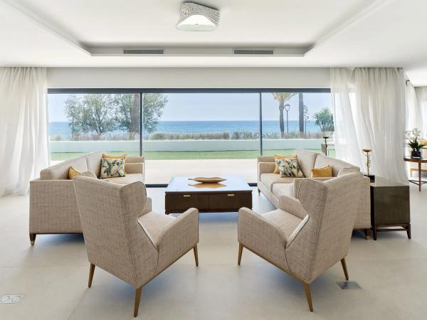 Detached villa for sale in  Urbanizacion Playa de Guadalobon, Estepona photo 2