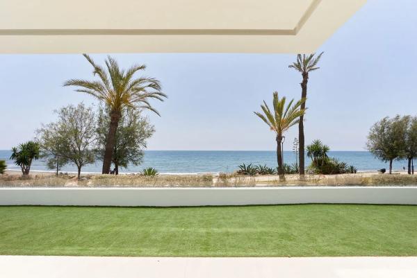 Detached villa for sale in  Urbanizacion Playa de Guadalobon, Estepona photo 4