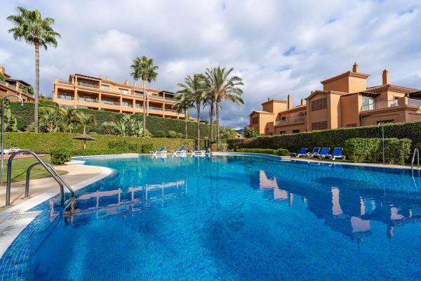 Piso en venta en Barrio Benatalaya, Estepona photo 1