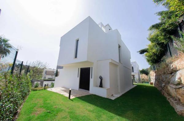 Chalet independiente en venta en  Calle del Priorato, Estepona photo 1