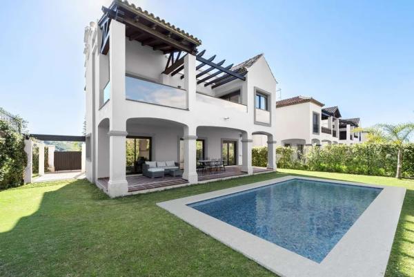 Detached villa for sale in Calle Mencia Calderon, Estepona photo 1