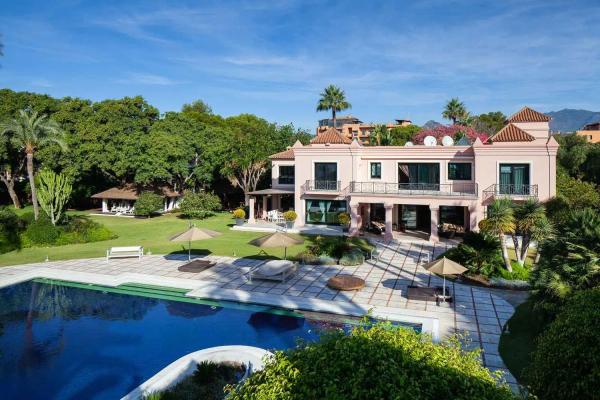 Chalet independiente en venta en  Calle Geranio, 68, Estepona photo 1