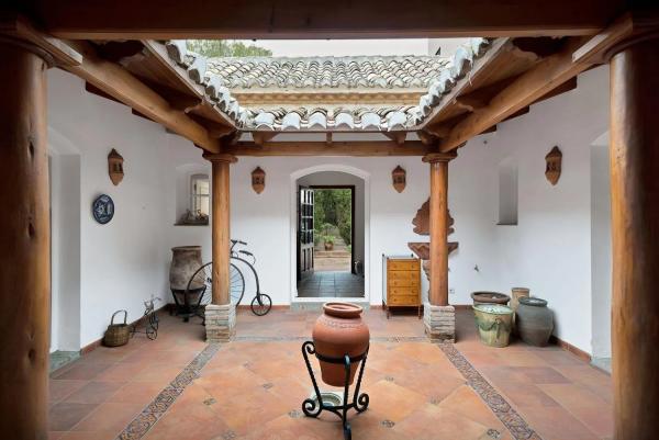 Chalet independiente en venta en  Calle Azahar, 52, Estepona photo 1