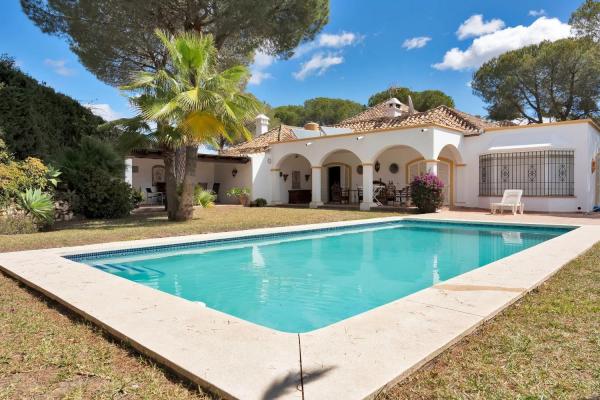 Chalet independiente en venta en Calle Azahar, 52, Estepona thumbnail 1