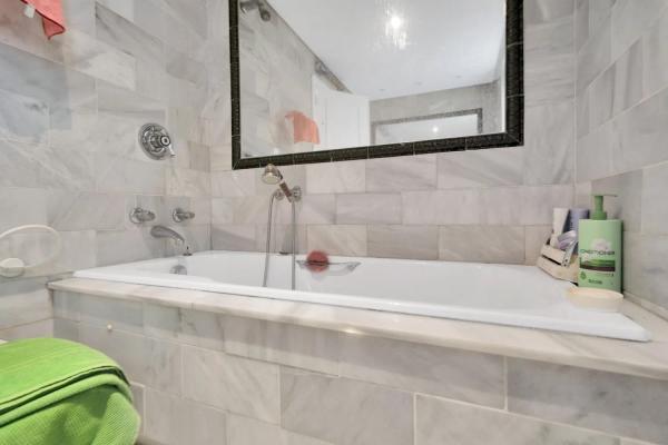 Chalet independiente en venta en  Calle Azahar, 52, Estepona photo 4