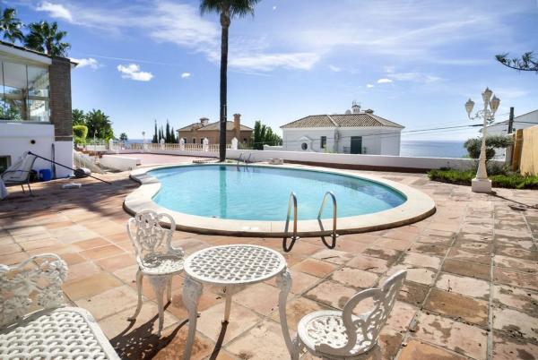 Detached villa for sale in Calle del Manzano, 11, Estepona thumbnail 1