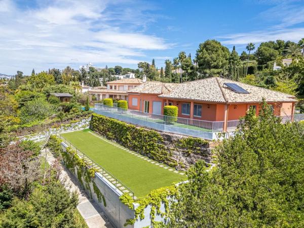Chalet independiente en venta en  Calle Hortensia, Estepona photo 1