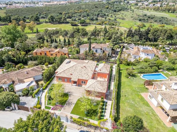 Chalet independiente en venta en Calle Hortensia, Estepona thumbnail 1