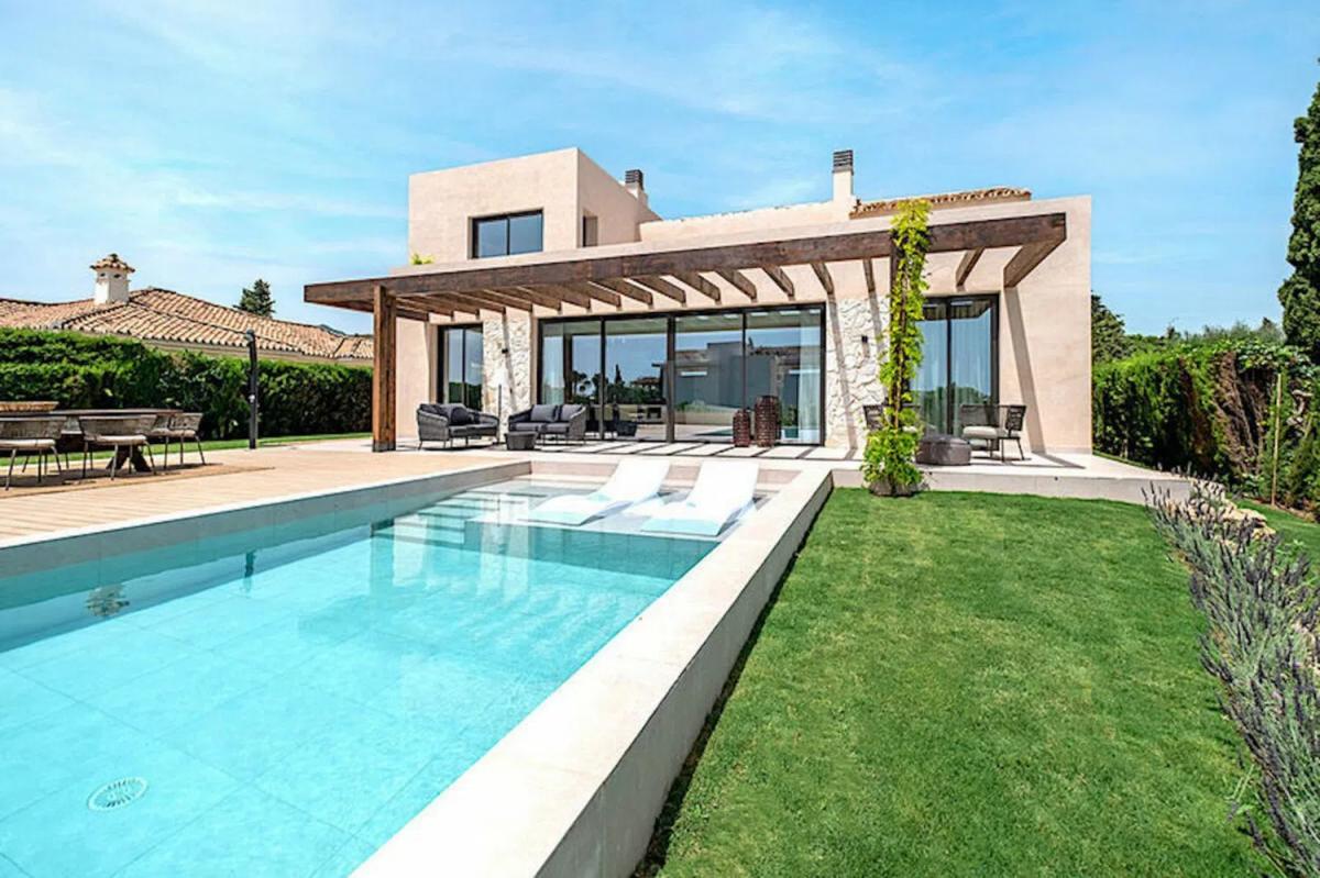 Venta de chalet independiente en Avenida de la Gardenia, Estepona
photo 1