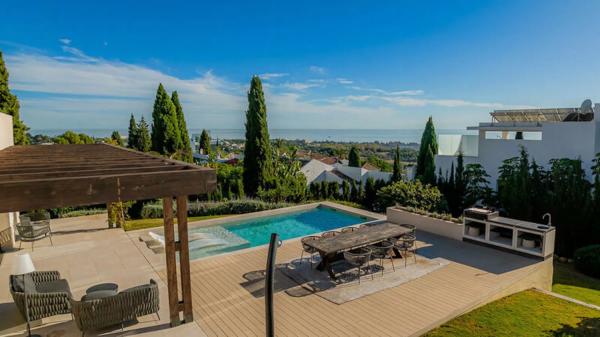 Chalet independiente en venta en Avenida de la Gardenia, Estepona thumbnail 1