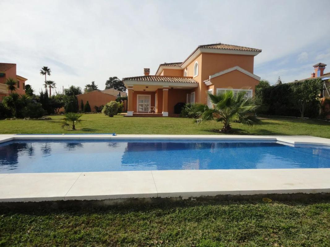 Sale of independent chalet in Calle de la Luz, Estepona
 photo 2
