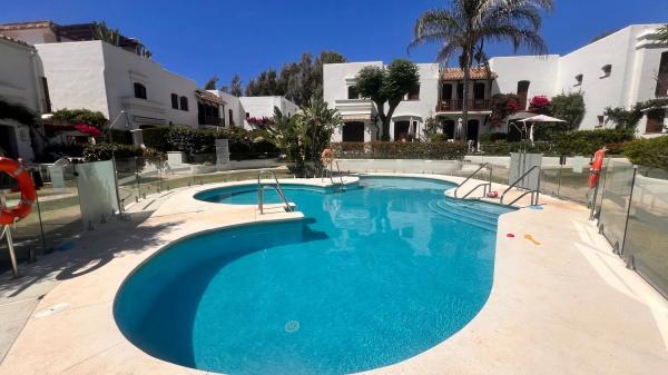 Chalet independiente en venta en  Calle Teodoro Rojo, Estepona photo 1