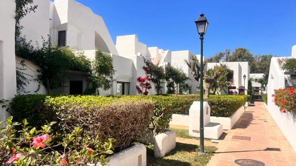 Chalet independiente en venta en Calle Teodoro Rojo, Estepona thumbnail 1