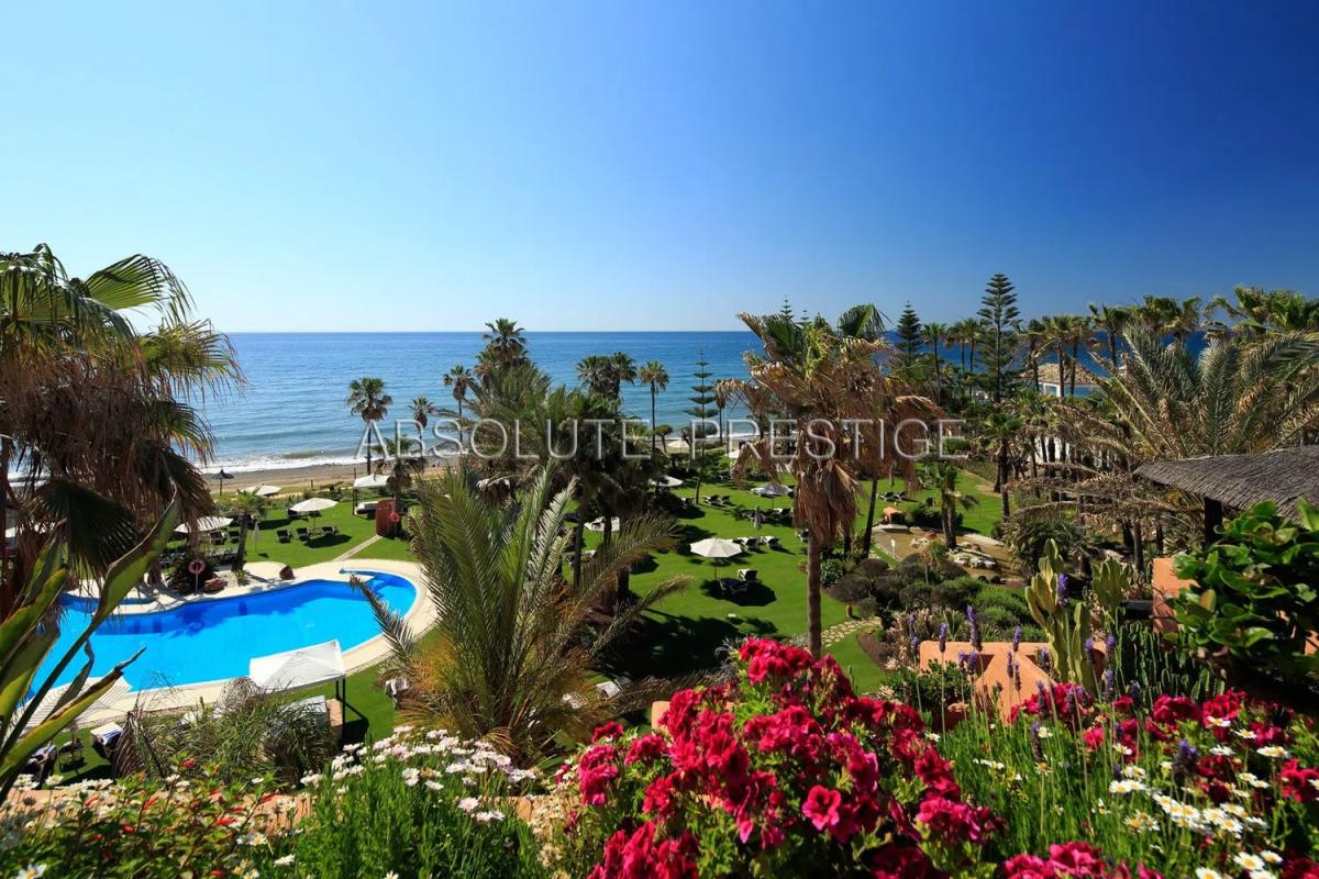 Venta de piso en Via del Mediterráneo, Estepona
photo 1