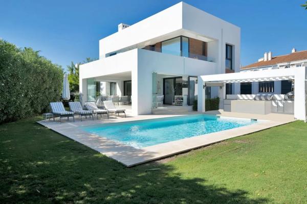 Chalet independiente en venta en  Calle Hortensia, Estepona photo 2