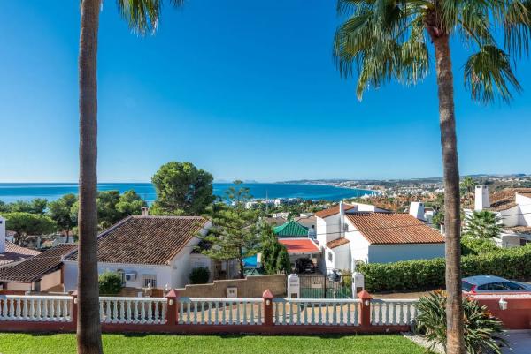 Detached villa for sale in Calle del Viñedo, Estepona photo 1