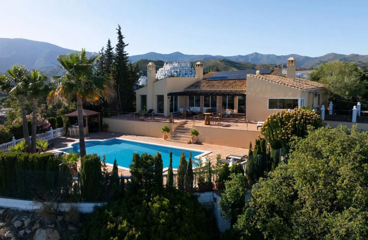 Sale of independent chalet in Barrio Las Lomas, Estepona
photo 1