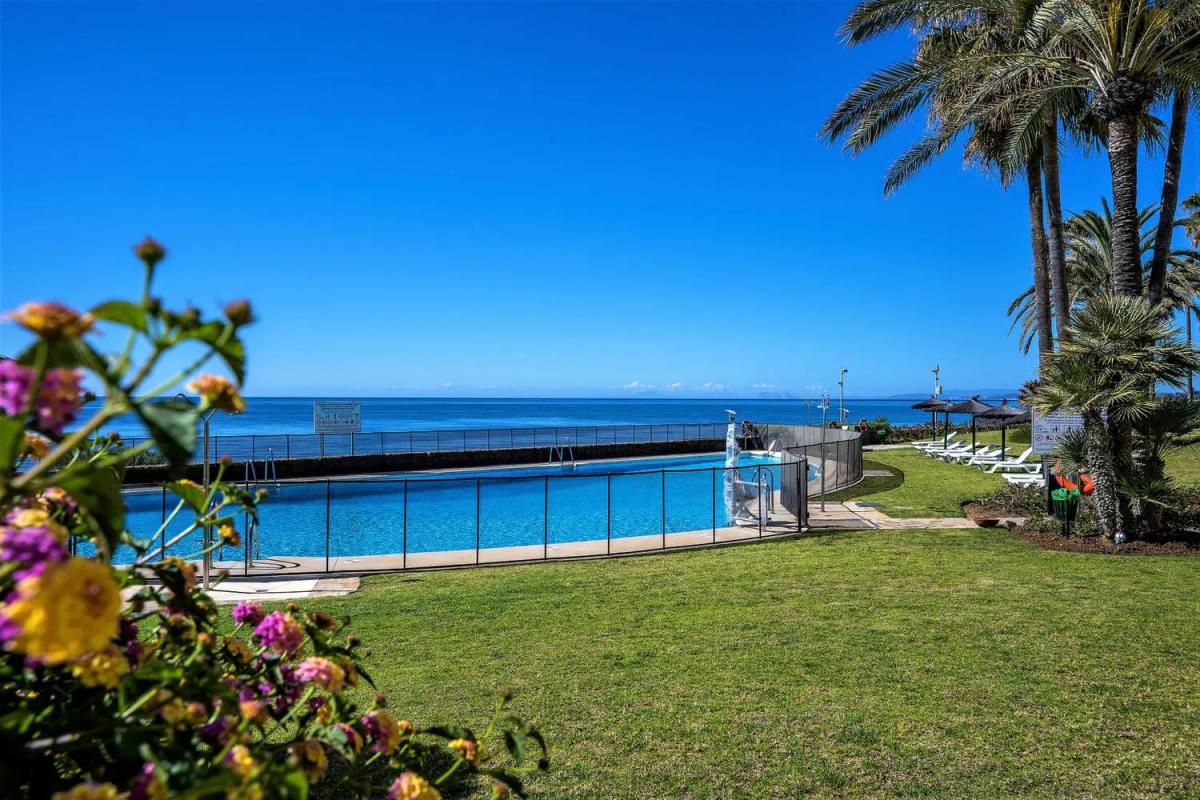 Sale of apartment in Los Granados Playa, Estepona
 photo 5