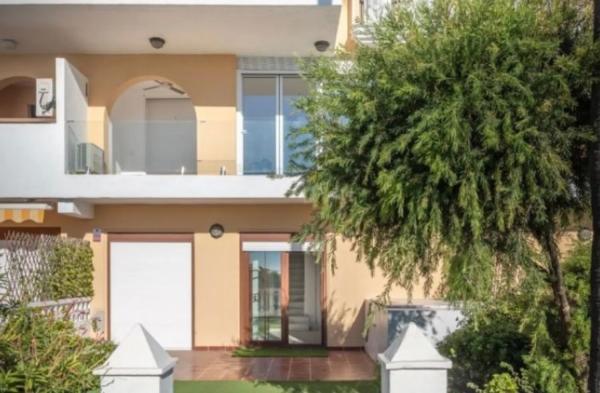 Detached villa for sale in Barrio Paraiso-Barronal, Estepona thumbnail 1