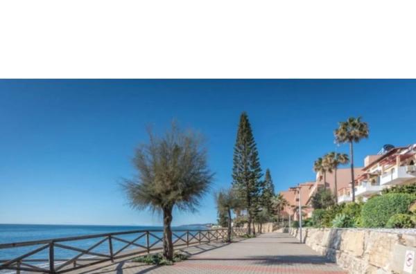 Detached villa for sale in Barrio Paraiso-Barronal, Estepona thumbnail 2